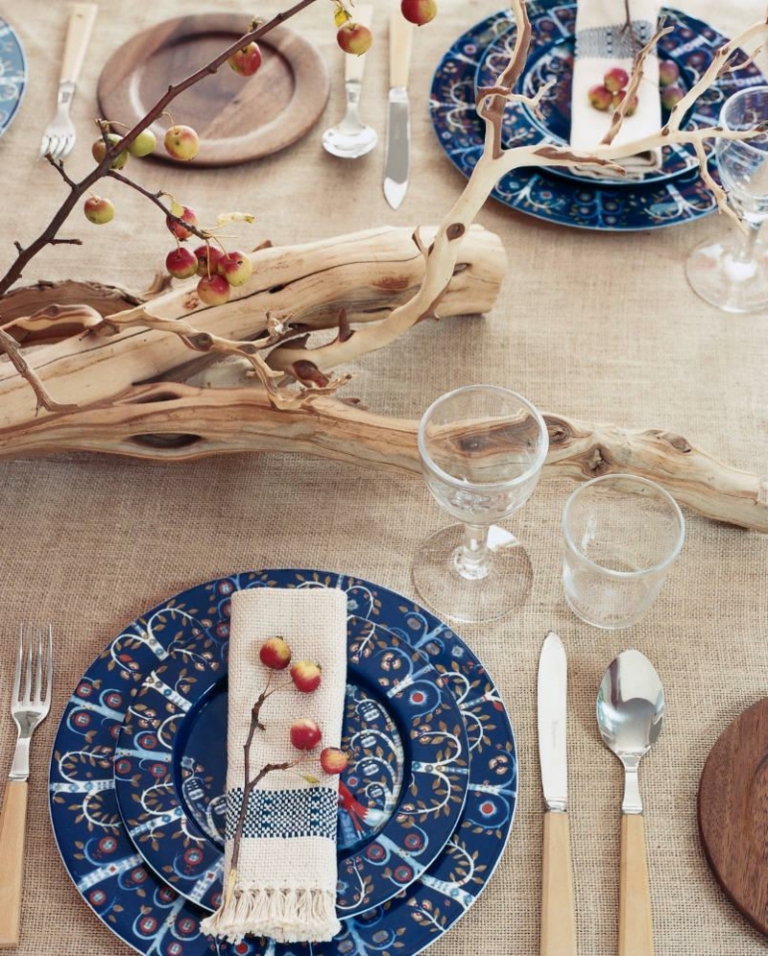 deco-originale-automnale-table-nappe-jute-branchettes-fruits-assiettes-bleues