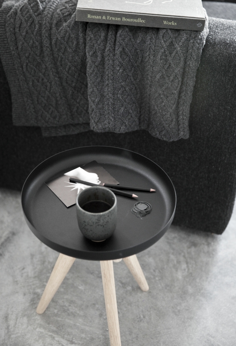 deco-originale-canapé-gris-couverture-tricotée-table-appoint-ronde-tripode