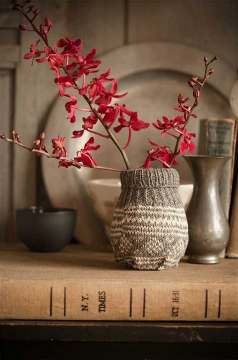 deco-originale-vases-habillés-tricotés-branchette-fleurie déco originale