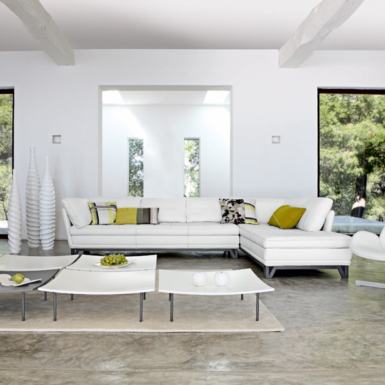 deco-salon-blanc-canapé-blanc-coussins-vert-anis-tables-basses-carrées-plancher-aspect-marbre