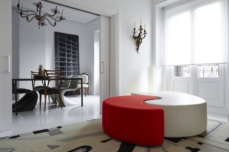 deco-salon-blanc-chaises-rouge-blanc-applique-murale-fer-forgé-tapis-beige-clair déco salon blanc