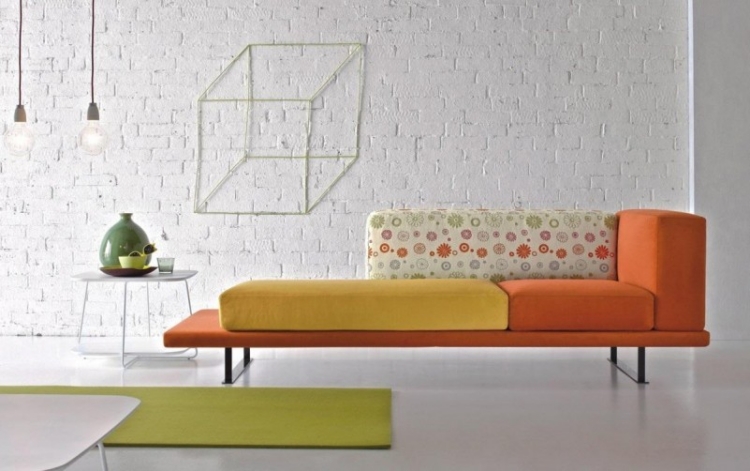 deco-salon-blanc-mur-brique-lanche-tapis-vert-anis-canapé-orange-jaune déco salon blanc