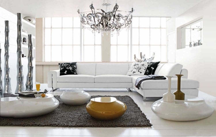 deco-salon-blanc-tapis-gris-foncé-lustre-accessoires-métalliques-coussins-noir-blanc déco salon blanc
