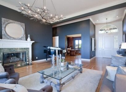 deco-salon-gris-suspension-cheminee-table-verre-tapis-parquet-flottant