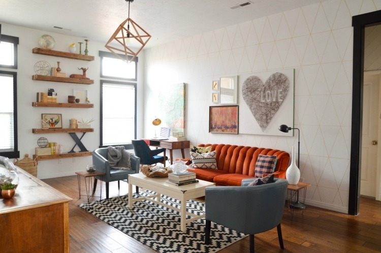 deco-vintage-meubles-canape-droit-orange-chaises-table-rectangulaire-tapis-motif-chevron-etageres-murales
