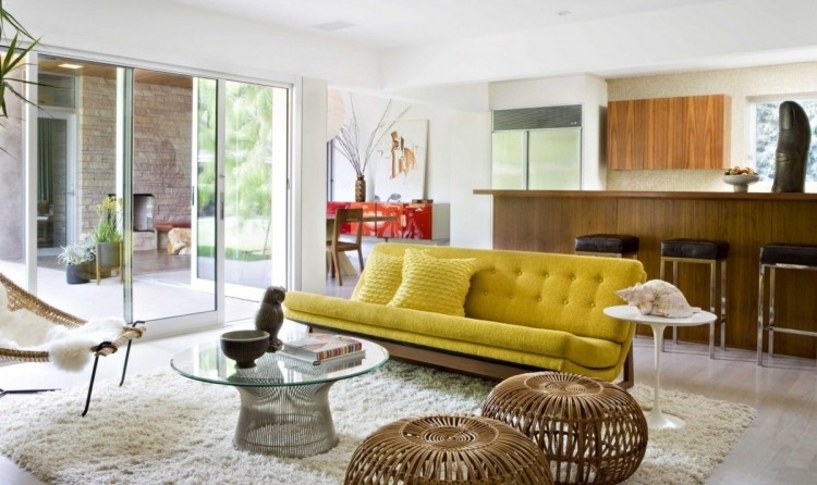 deco-vintage-meubles-canape-jaune-table-basse-ronde-plateau-verre-tabouret
