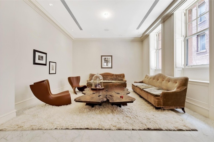 deco-vintage-meubles-table-basse-bois-massif-canape-droit-chaise-tapis-revetement-sol-marbre