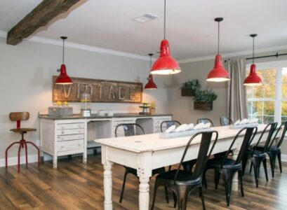 deco-vintage-meubles-table-rectagulaire-chaise-suspension-panneau