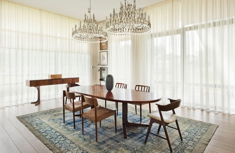 deco-vintage-meubles-tapis-rectangulaire-chaises-table-vale-rideau-suspension