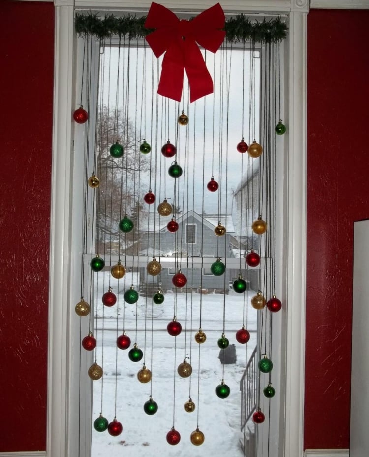 decoration-fenetre-Noel-boules-decoratifs