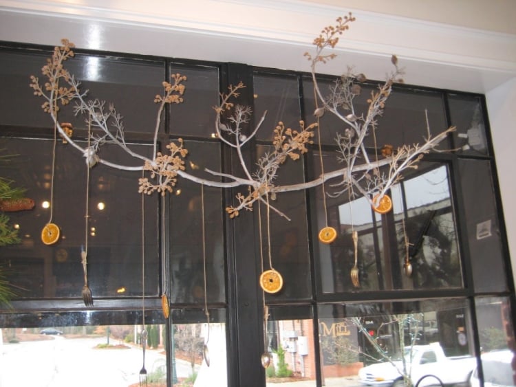 décoration fenêtre automne-citrons-secs-branches-vitre-interieur