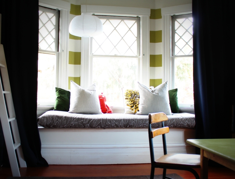 décoration fenêtre en-saillie--canape-droit-coussins-chaises-bois-rayures-murales