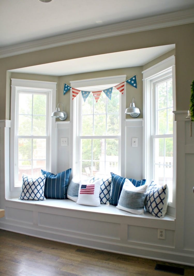 décoration fenêtre en-saillie--canape-droit-coussins-peinture-murale-blanche