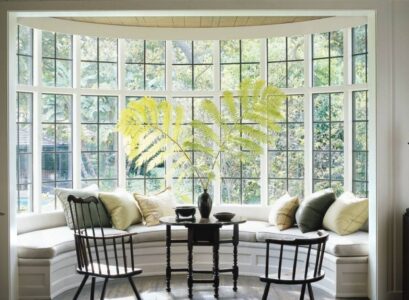 decoration-fenetre-en-saillie--canape-semi-rond-coussins-chaises-bois-table-basse-bois