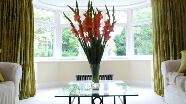 decoration-fenetre-en-saillie--rideaux-occulantant-table-basse-bouquets-fleurs