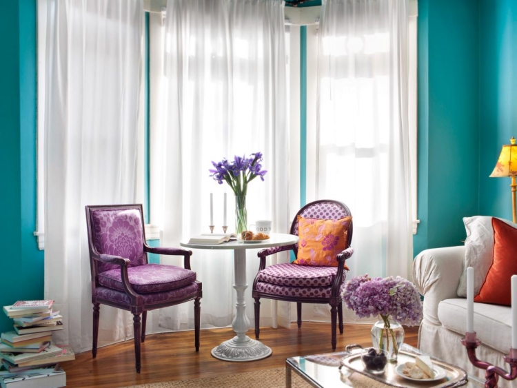 decoration-fenetre-en-saillie--rideaux-transparents-chaises-accents-violet-coussins