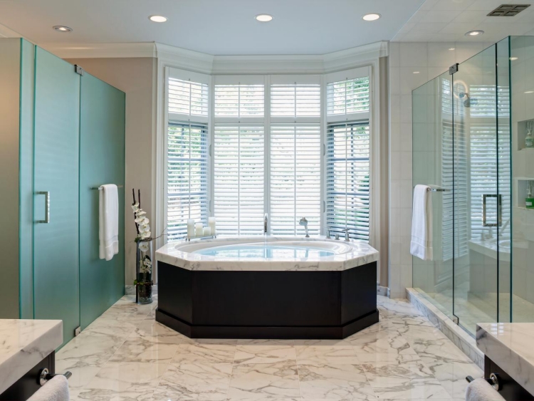 décoration fenêtre en-saillie--salle-bains-douche-italienne-spots-encastres-revetement-sol-marbre