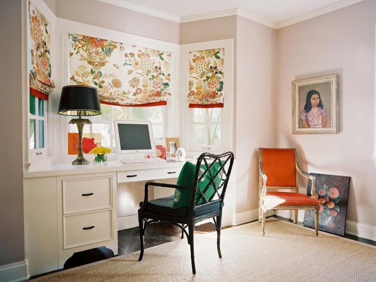 decoration-fenetre-en-saillie--store-bureau-domicile-tableau-chaises-tapis
