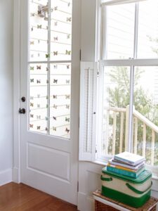 decoration-fenetre-gurilande-diy-papillons-porte-entree-porche