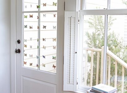 decoration-fenetre-gurilande-diy-papillons-porte-entree-porche