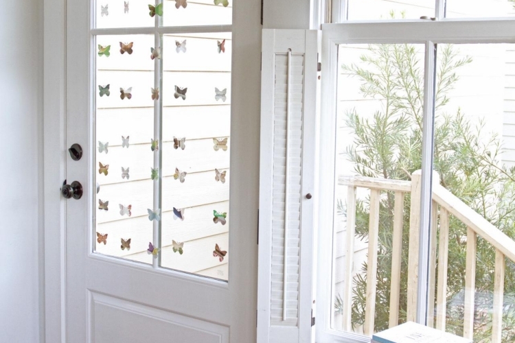 decoration-fenetre-gurilande-diy-papillons-porte-entree-porche