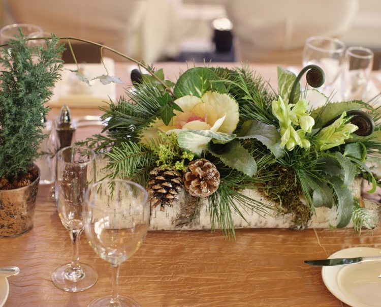 decoration-tronc-bouleau-centre-table-arrangement-pommes-pin-branchettes-pin-feuilles