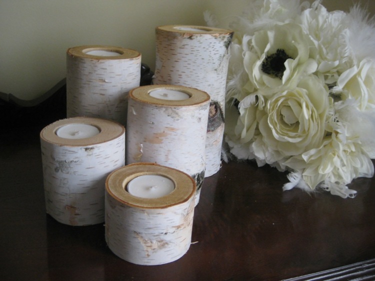decoration-tronc-bouleau-porte-bougies-taille-différente-bouquet-fleurs-blanches tronc de bouleau