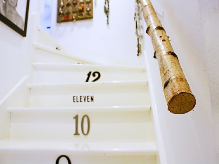 decoration-tronc-bouleau-rampe-escalier-bouleau-contre-marche-énuméré