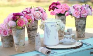 decoration-tronc-bouleau-vases-DIY-originaux-bouquets-roses-chemin-table-jute