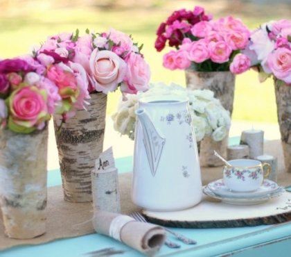 decoration-tronc-bouleau-vases-DIY-originaux-bouquets-roses-chemin-table-jute