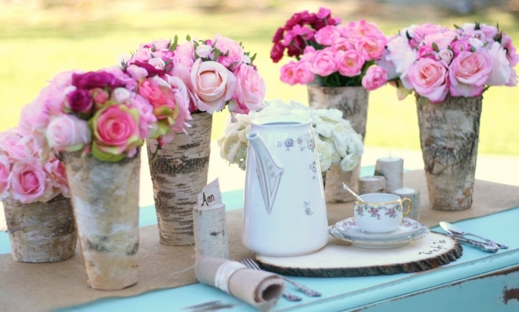 decoration-tronc-bouleau-vases-DIY-originaux-bouquets-roses-chemin-table-jute