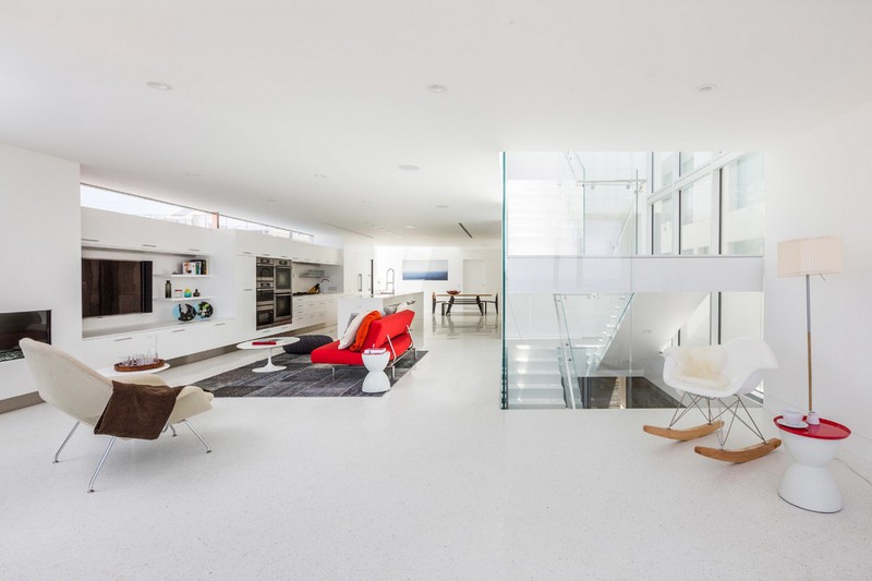design-intérieur-minimaliste-blanc-canapé-rouge