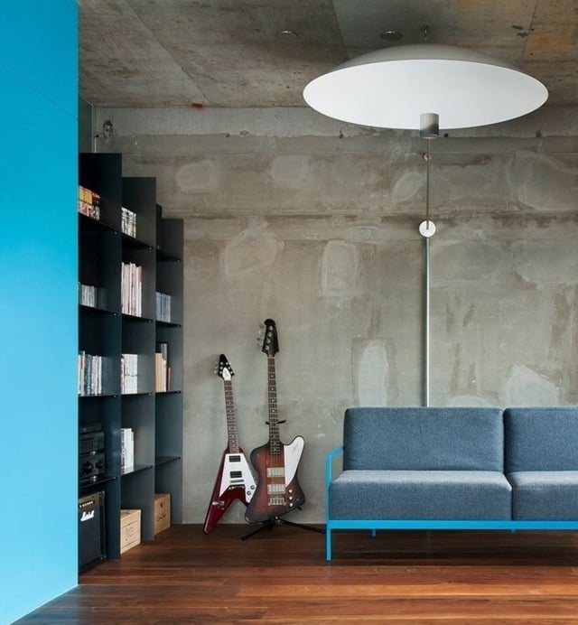 design-mural-salle-séjour-mur-béton-meuble-rangement-plafonnier-blanc-gris
