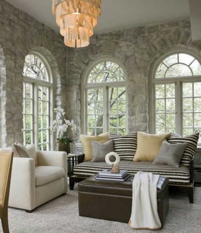 design-mural-salle-séjour-mur-pierre-grise-coussins-beige-gris design mural