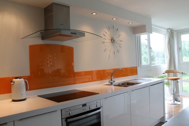 dosseret-de-cuisine-orange-armoire-rangement
