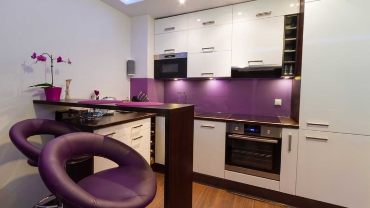 dosseret-de-cuisine--violet-chaise-bar-armoire-rangement-blanc
