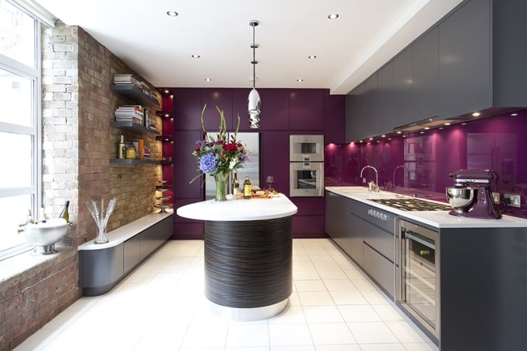 dosseret-de-cuisine-violet-ilot-central-revetement-mural-brique