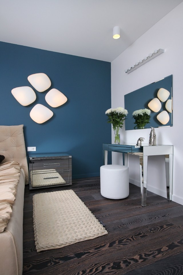 déco-chambre-adulte-couleur-bleu-turquoise-table-rectangulaire-tabouret