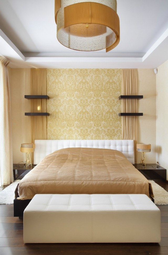 déco-chambre-adulte-papier-peint-jaune-grand-lit-ottoman-lampe-poser