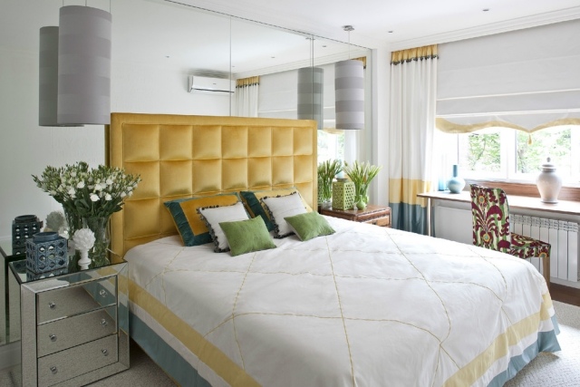 déco-chambre-adulte-tete-jaune-grand-lit-suspension-miroir-table-rectangulaire