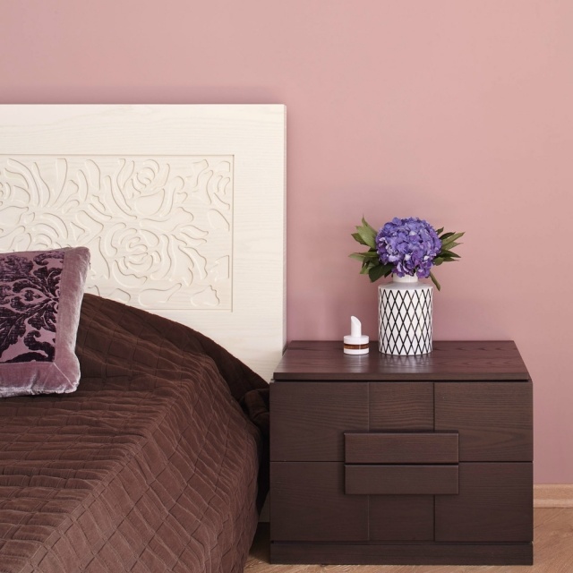 déco-chambre-adulte-tete-lit-blanche-motif-floral-coussins-peinture-murale-rose