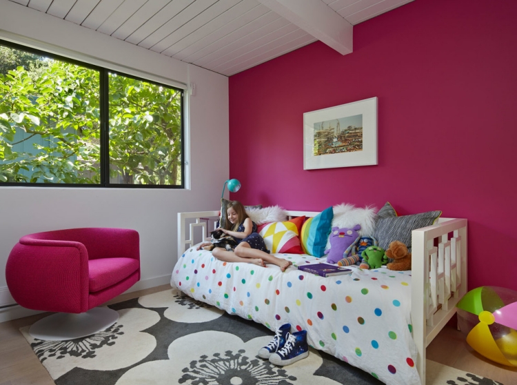 déco-chambre-enfant-fauteuil-tableau-peinture-murale-rose-tapis-couverture-motif-pois