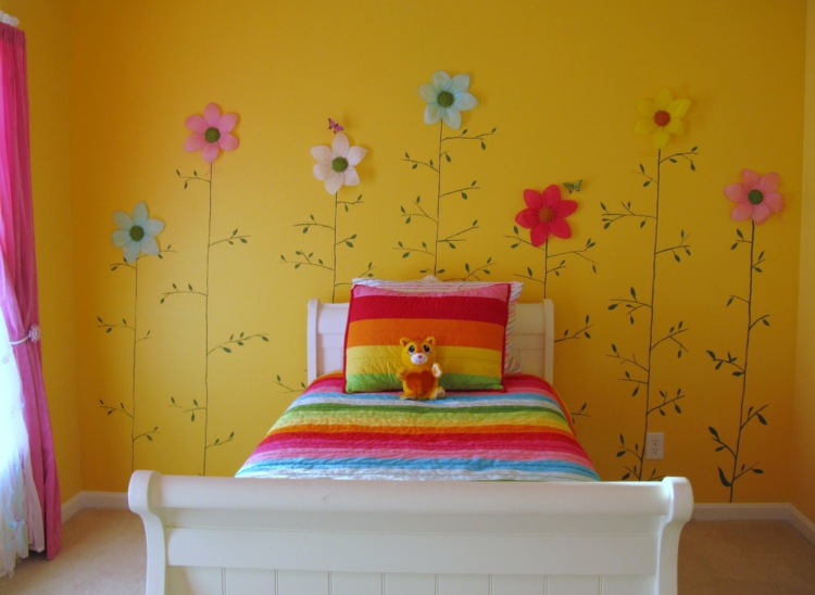 déco-chambre-enfant-fleurs-lit-linge-lit-rayures-jouet-pelouche