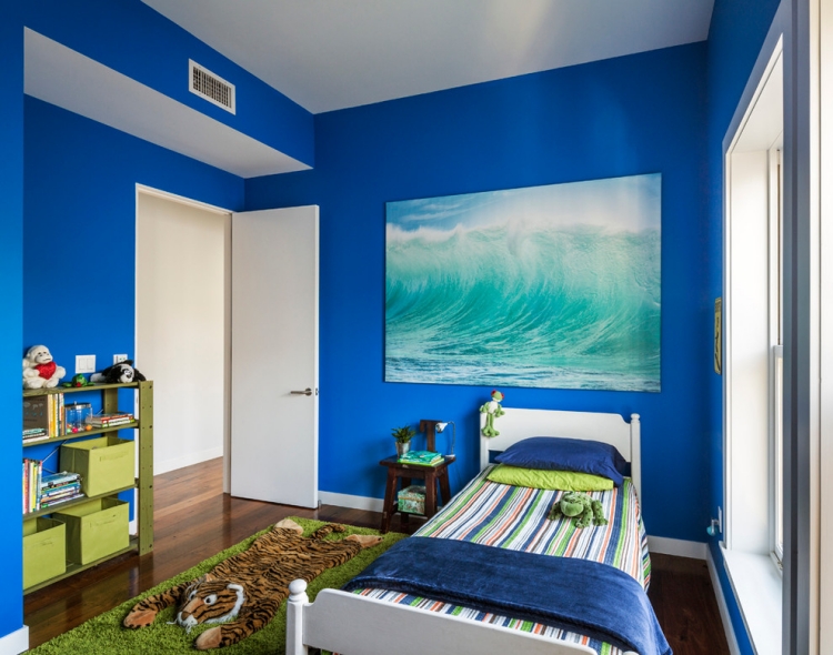 déco-chambre-enfant-garcon-tableau-theme-marin-peinture-bleue