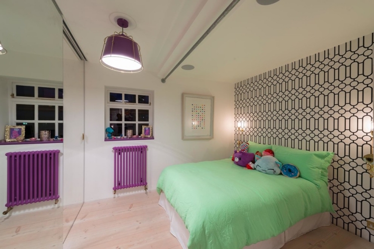 déco-chambre-enfant-grand-lit-radiateur-peinture-violette-coussins