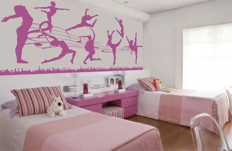 déco-chambre-enfant-lits-jumeaux-bureau-rose-sticker-mural