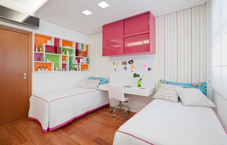 déco-chambre-enfant-peinture-murale-blanche-lit-etageres-rangement-coussins-bureau-chaise-roulettes