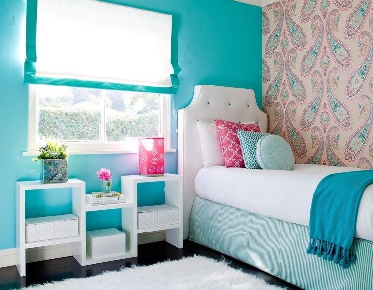 déco-chambre-enfant-peinture-turquoise-lit-coussins-couverture-tapis