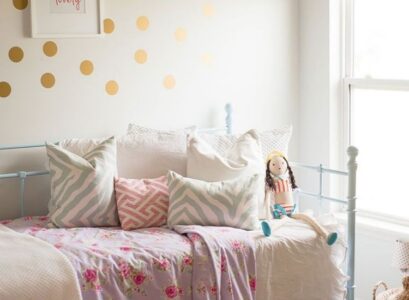 déco-chambre-enfant-pois-or-peinture-muale-tapis-lit-coussins