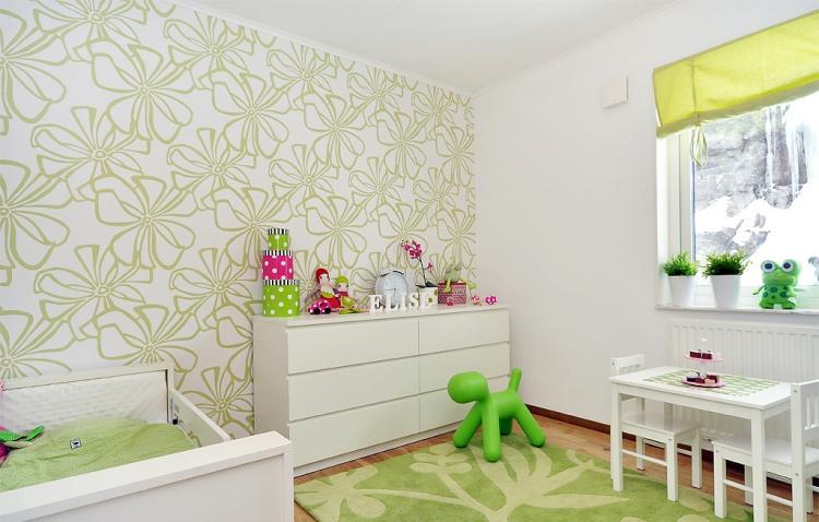 déco-chambre-enfant-store-tamisant-vert-coin-jeu-tapis-deco-murale-fleurs